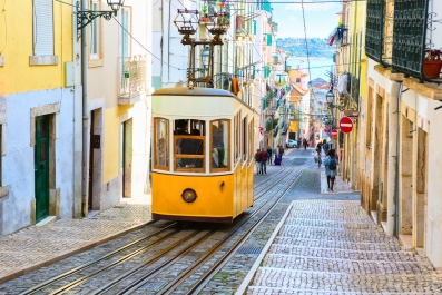 Traditionelle Straßenbahn in der Innenstadt von Lissabon