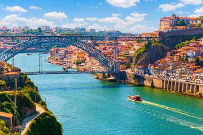 Luís I Bridge in Douro River shores, Porto